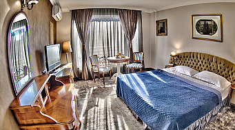 Meg Lozenetz Camera dubla Queen